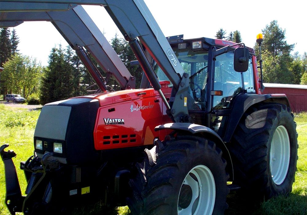 Ostetaan ja myydään traktoreita. Myös rahoitus, kuljetus sekä vaihto.